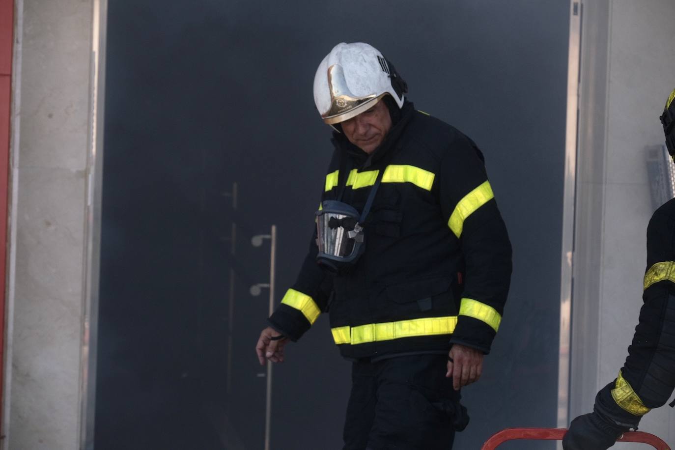 Fotos: los bomberos luchan contra el fuego en la barriada de la Paz de Cádiz