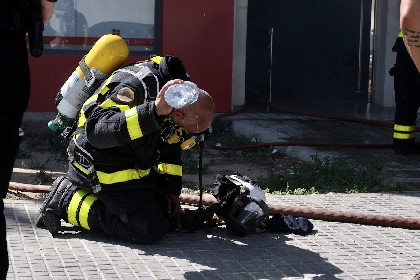 Fotos: los bomberos luchan contra el fuego en la barriada de la Paz de Cádiz