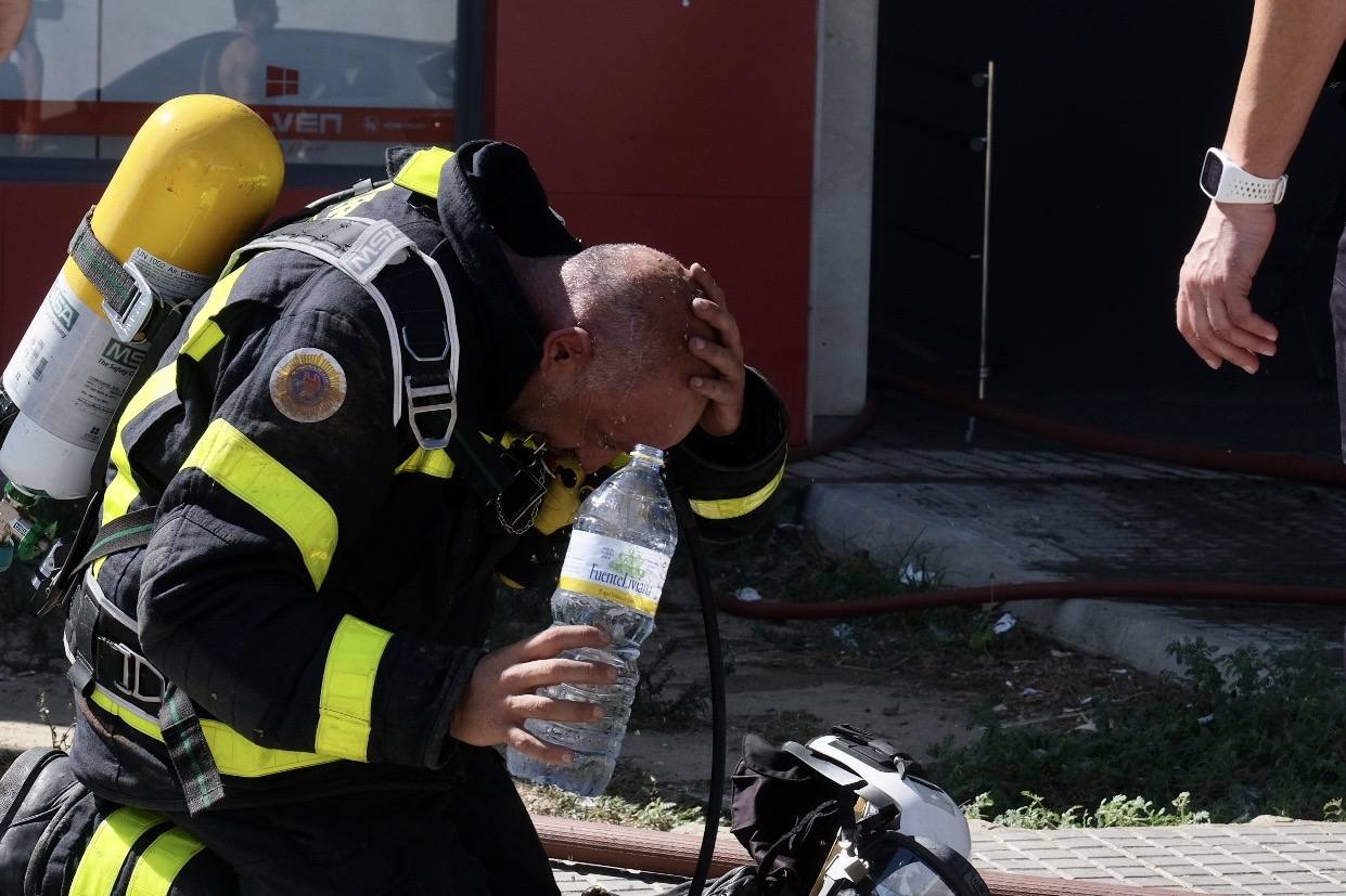 Fotos: los bomberos luchan contra el fuego en la barriada de la Paz de Cádiz