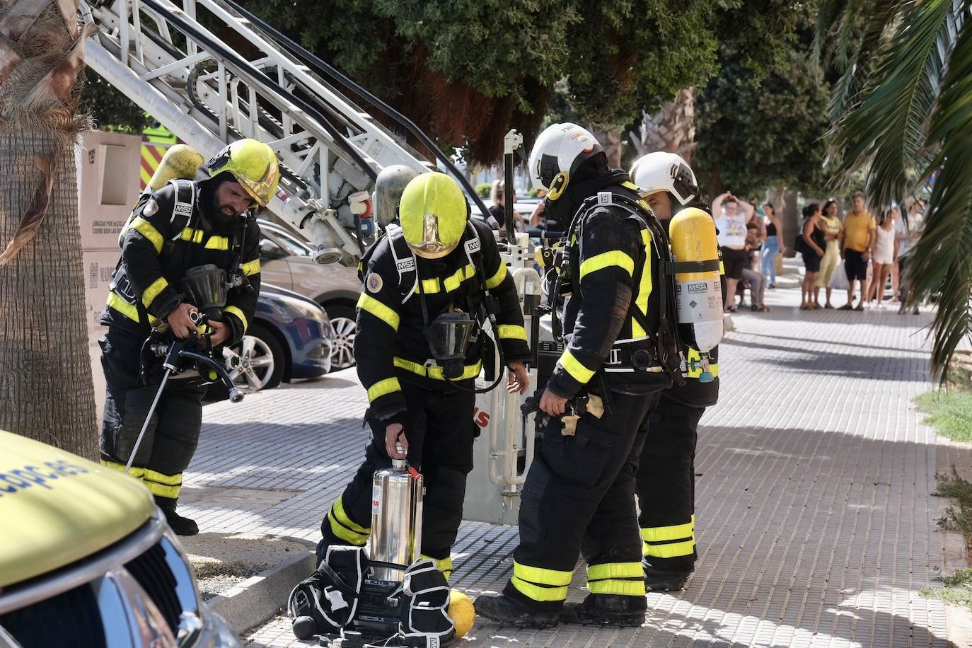 Fotos: los bomberos luchan contra el fuego en la barriada de la Paz de Cádiz