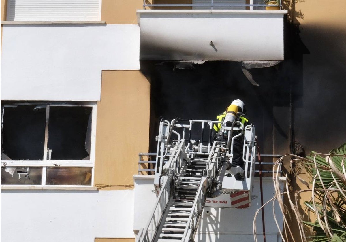 Fotos: los bomberos luchan contra el fuego en la barriada de la Paz de Cádiz