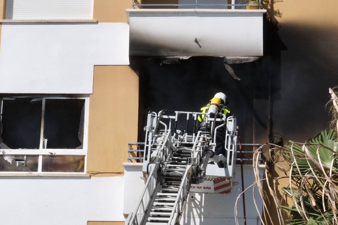 Fotos: los bomberos luchan contra el fuego en la barriada de la Paz de Cádiz