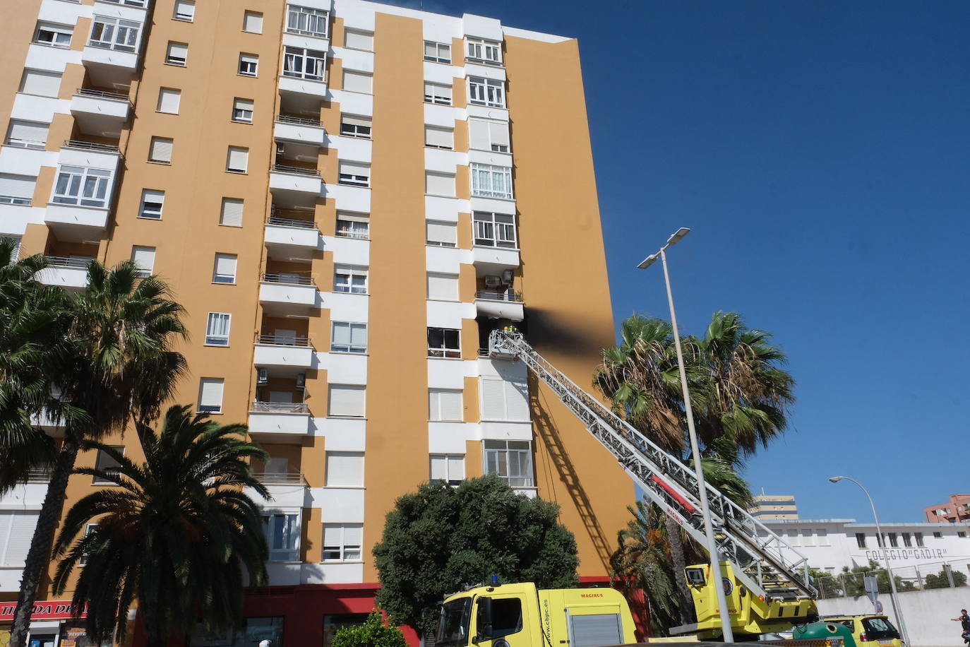 Fotos: los bomberos luchan contra el fuego en la barriada de la Paz de Cádiz