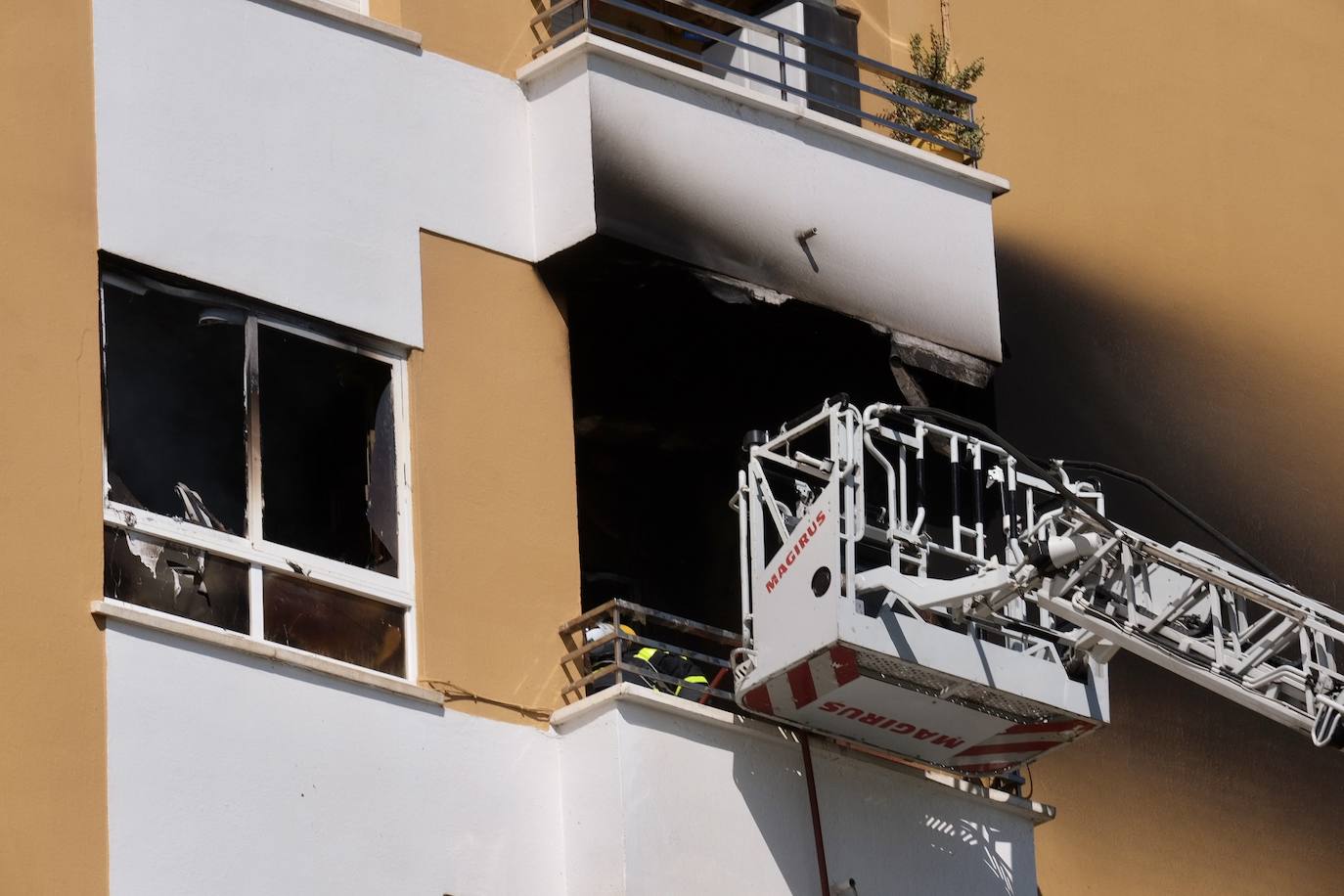 Fotos: los bomberos luchan contra el fuego en la barriada de la Paz de Cádiz