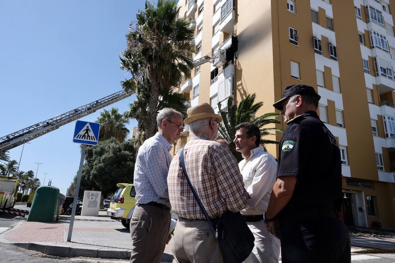 Fotos: los bomberos luchan contra el fuego en la barriada de la Paz de Cádiz