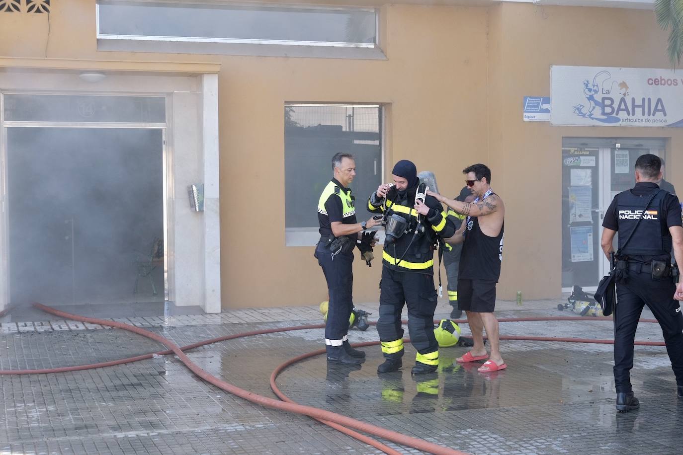 Fotos: los bomberos luchan contra el fuego en la barriada de la Paz de Cádiz