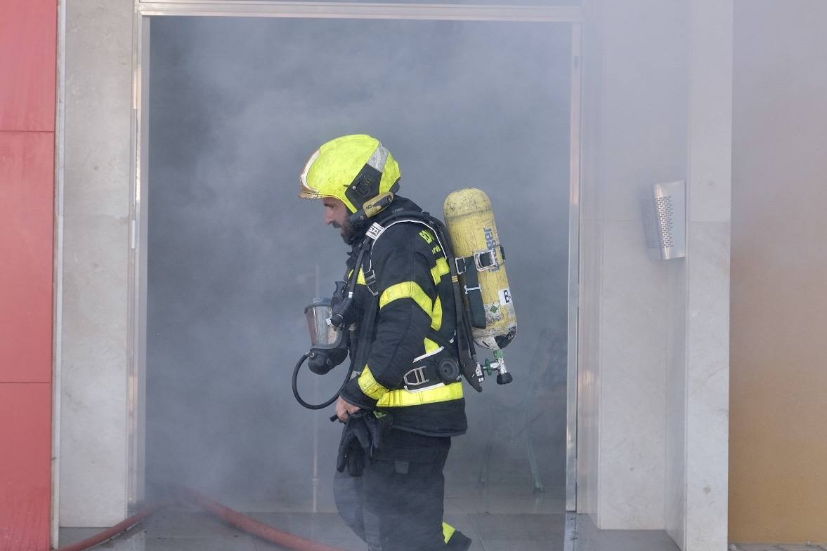 Fotos: los bomberos luchan contra el fuego en la barriada de la Paz de Cádiz