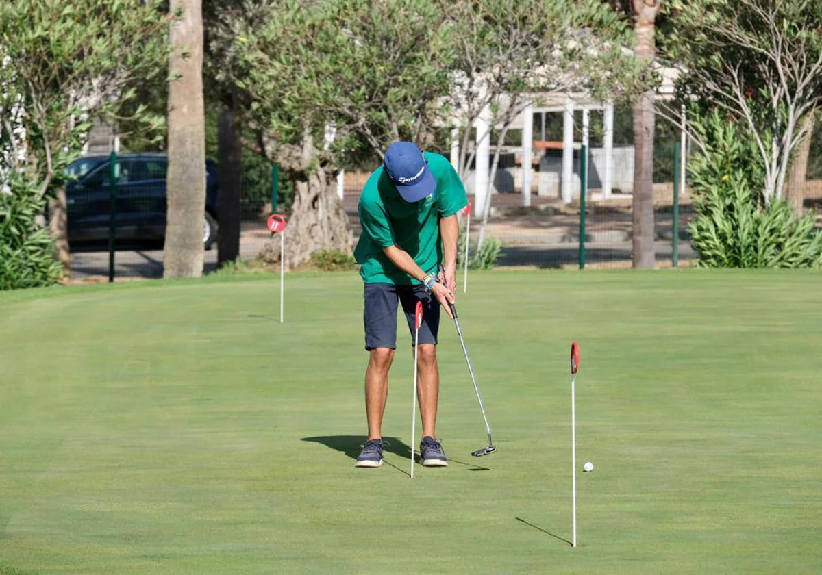 Un joven jugador practica en el Villanueva Golf de Puerto Real.