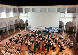 La zarzuela se adueñó del patio del edificio San Agustín en un magnífico concierto de la Banda de Música «Maestro Dueñas»