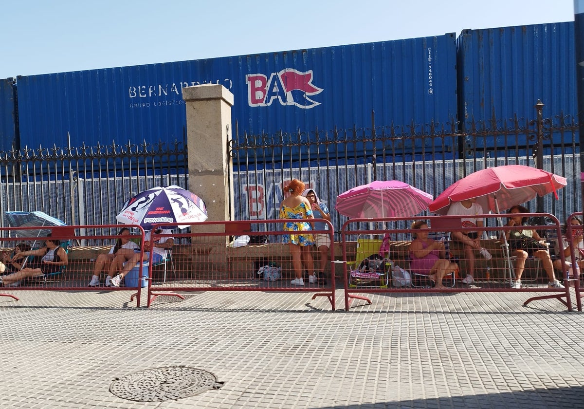 Colas en el muelle de Cádiz para el concierto de Manuel Carrasco