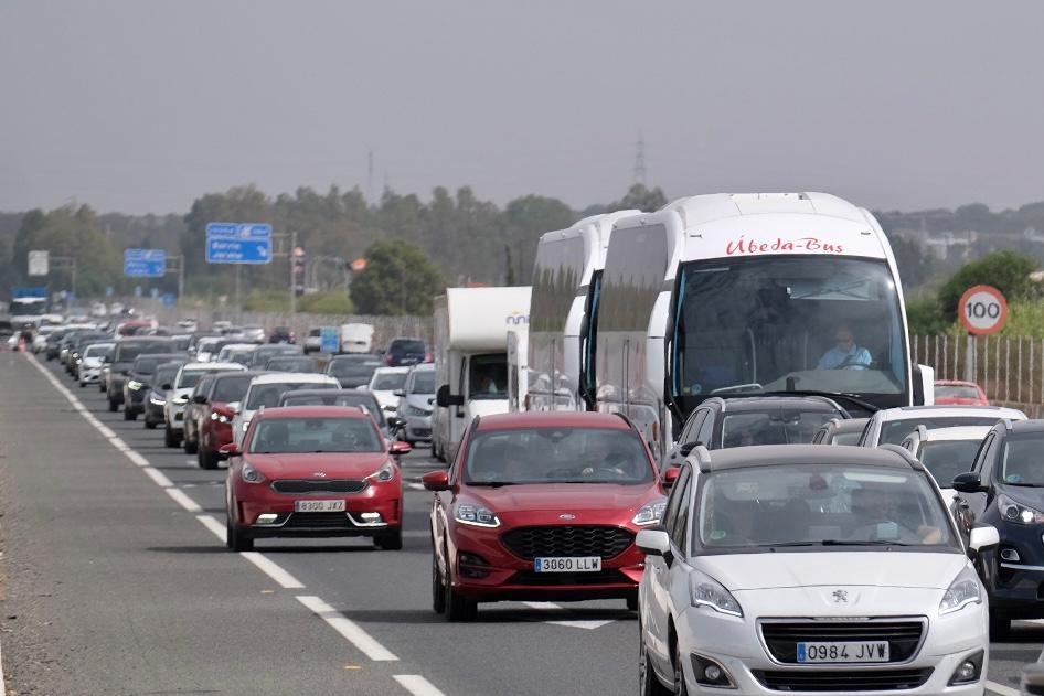 Fotos: Último fin de semana de agosto con atascos en las carreteras y lleno en las playas de Cádiz