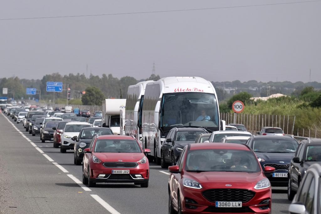 Fotos: Último fin de semana de agosto con atascos en las carreteras y lleno en las playas de Cádiz