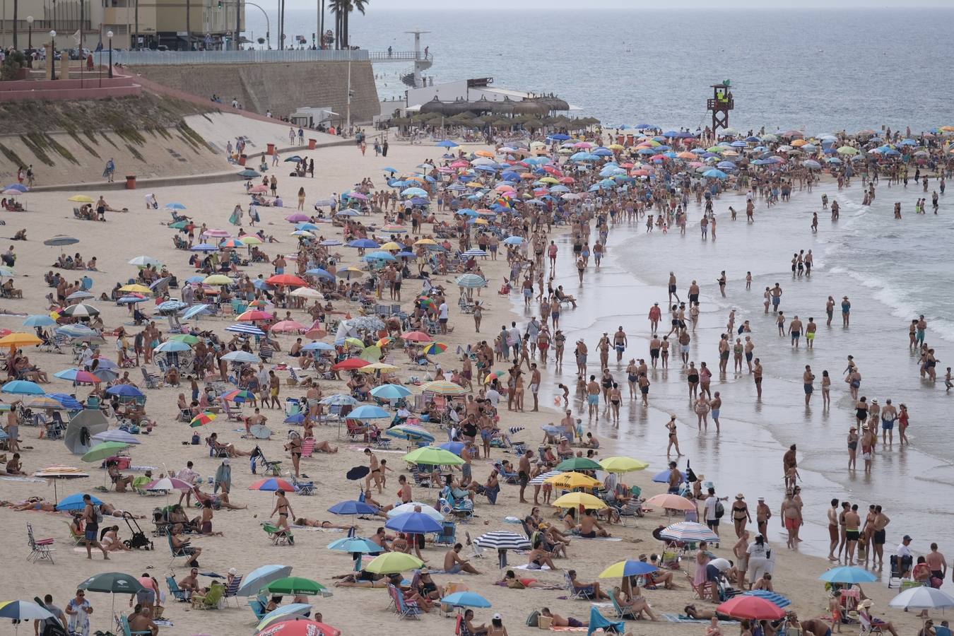 Fotos: Último fin de semana de agosto con atascos en las carreteras y lleno en las playas de Cádiz