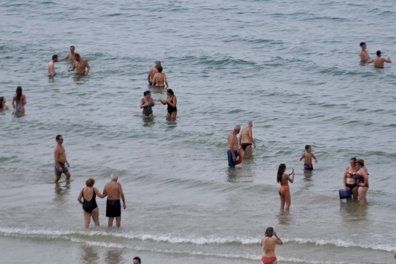 Fotos: Último fin de semana de agosto con atascos en las carreteras y lleno en las playas de Cádiz