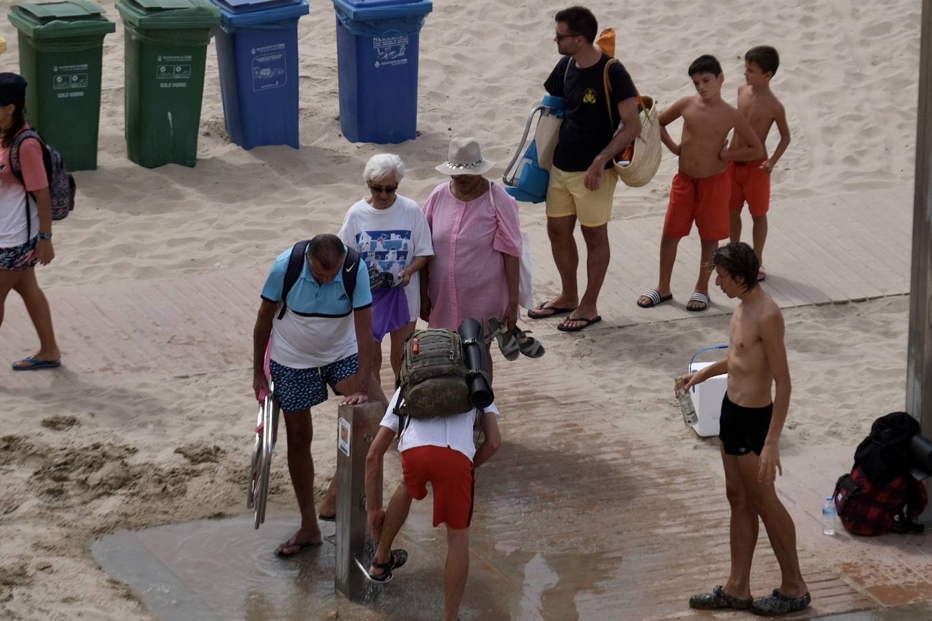 Fotos: Último fin de semana de agosto con atascos en las carreteras y lleno en las playas de Cádiz