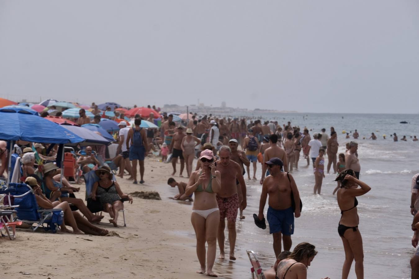 Fotos: Último fin de semana de agosto con atascos en las carreteras y lleno en las playas de Cádiz