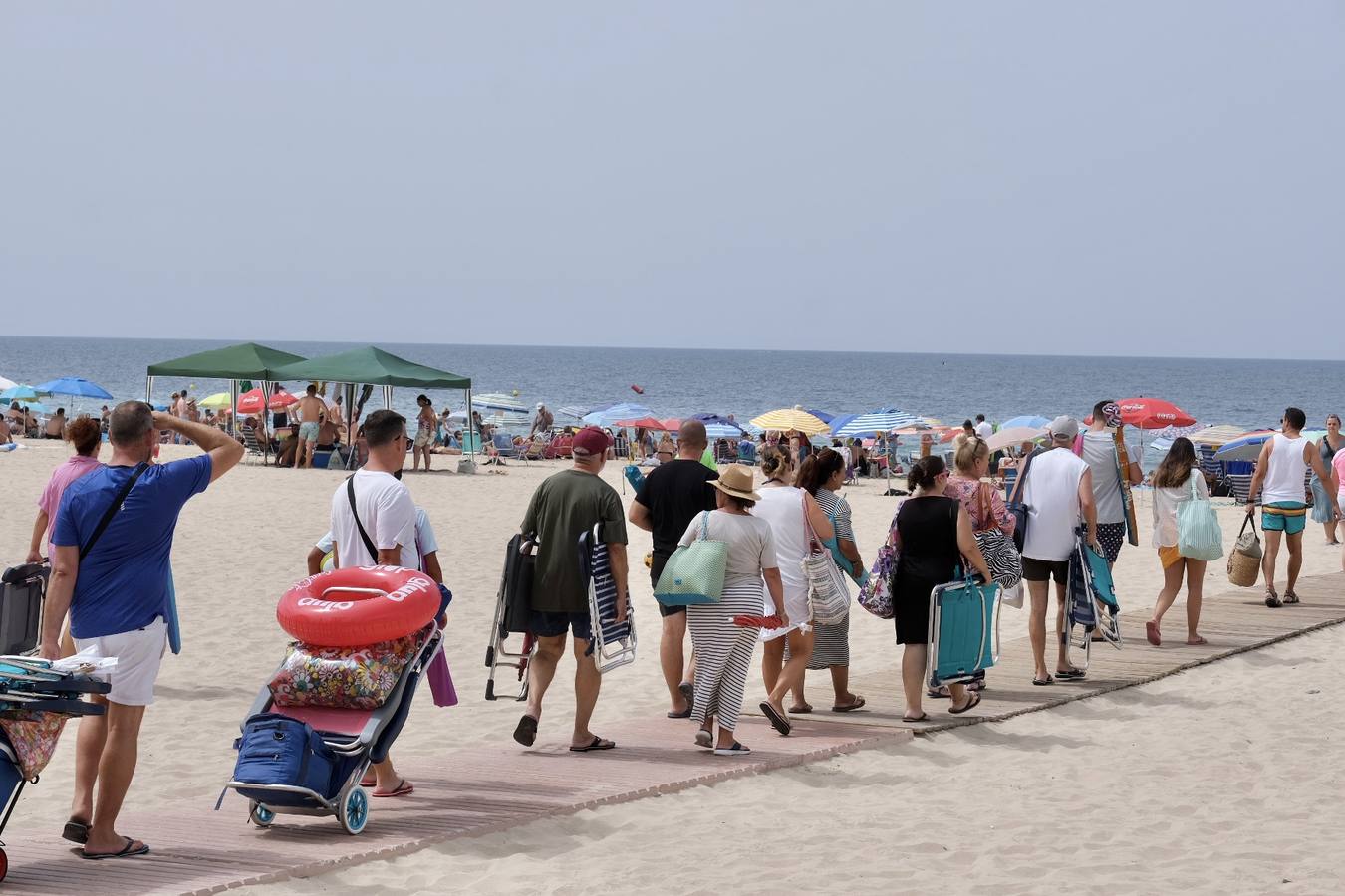 Fotos: Último fin de semana de agosto con atascos en las carreteras y lleno en las playas de Cádiz