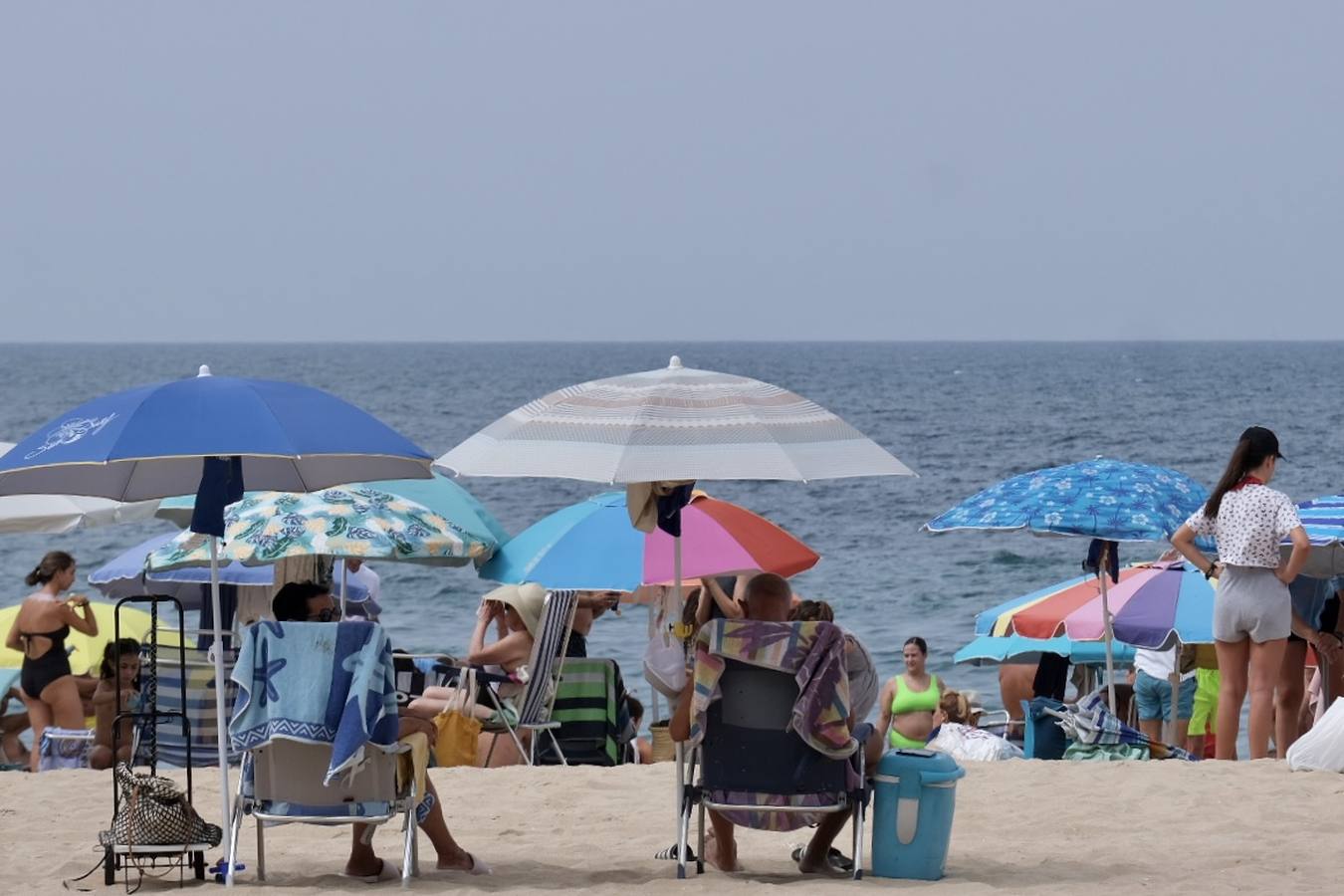 Fotos: Último fin de semana de agosto con atascos en las carreteras y lleno en las playas de Cádiz