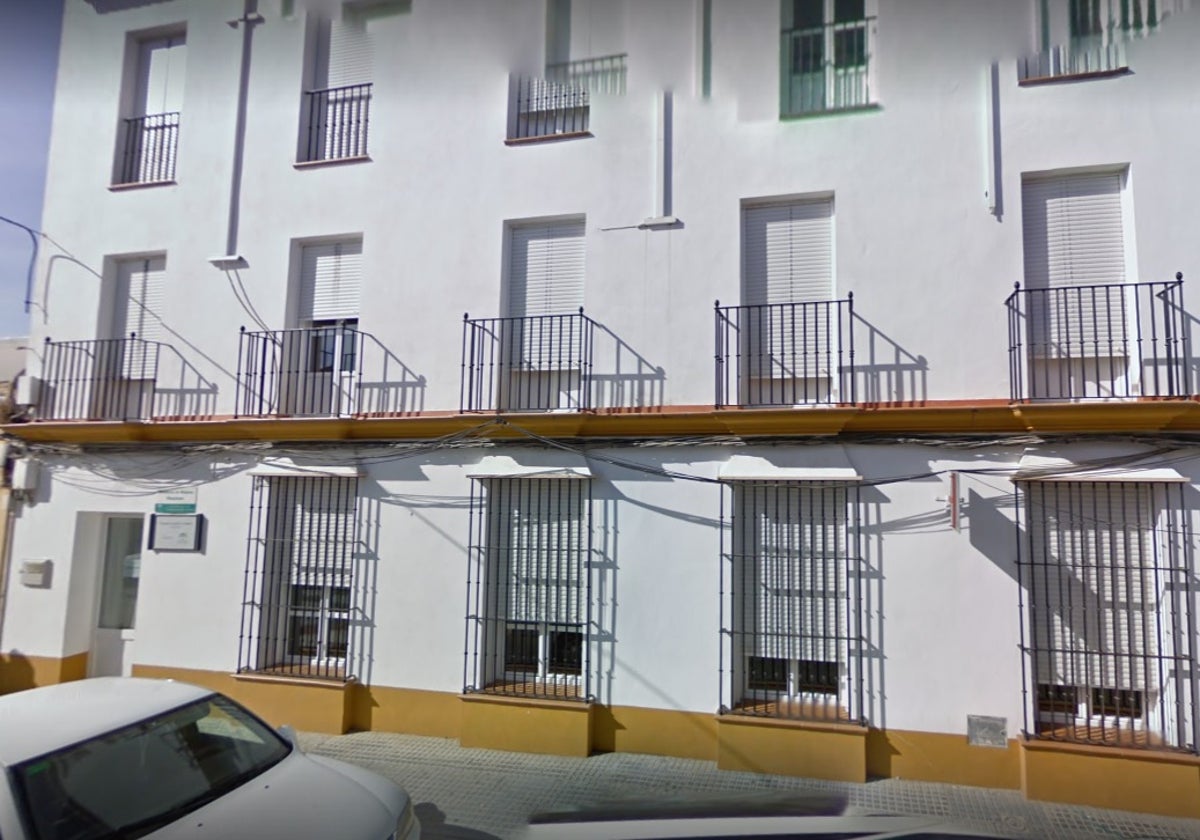 Fachada de la residencia de mayores de Puerto Serrano.