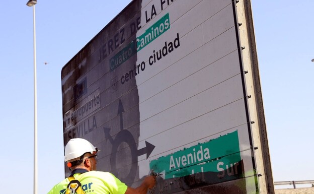 Labores de limpieza en las señales de entrada a Jerez.