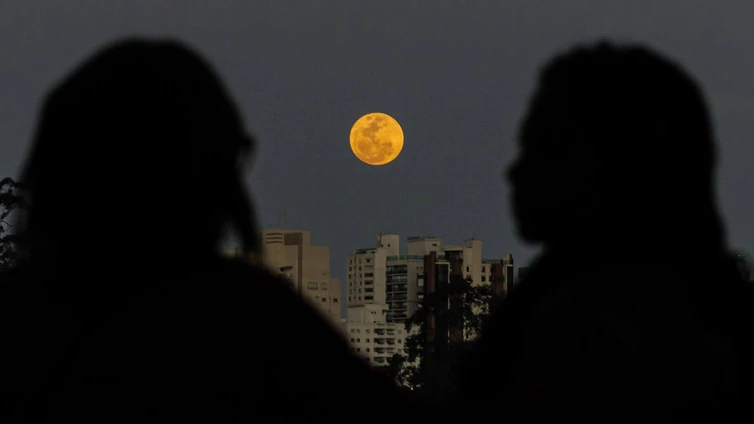 La superluna azul iluminó la noche de Cádiz, un fenómeno que no se repetirá hasta 2037