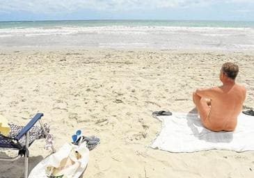 Cádiz aprueba el nudismo «sólo» en un tramo de la playa de Cortadura