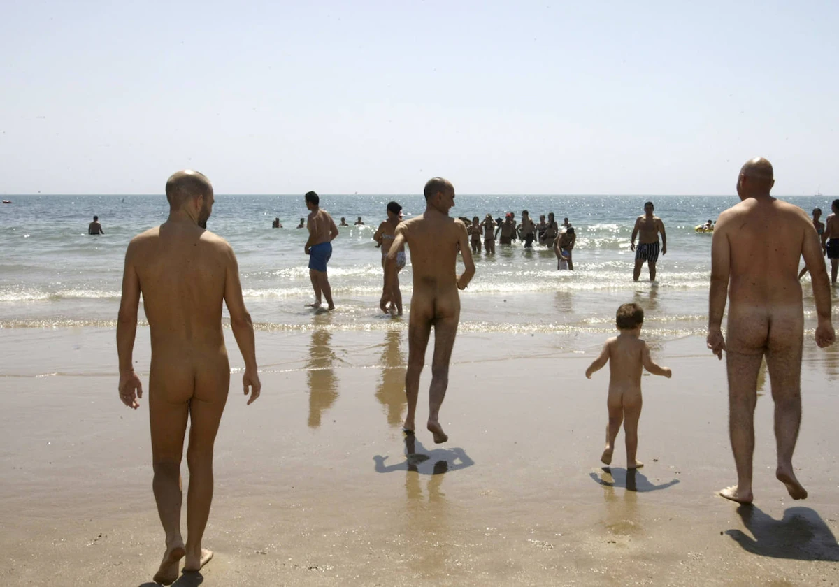 Nudismo en Cádiz, pero en realidad fue una protesta por la ordenanza anterior.