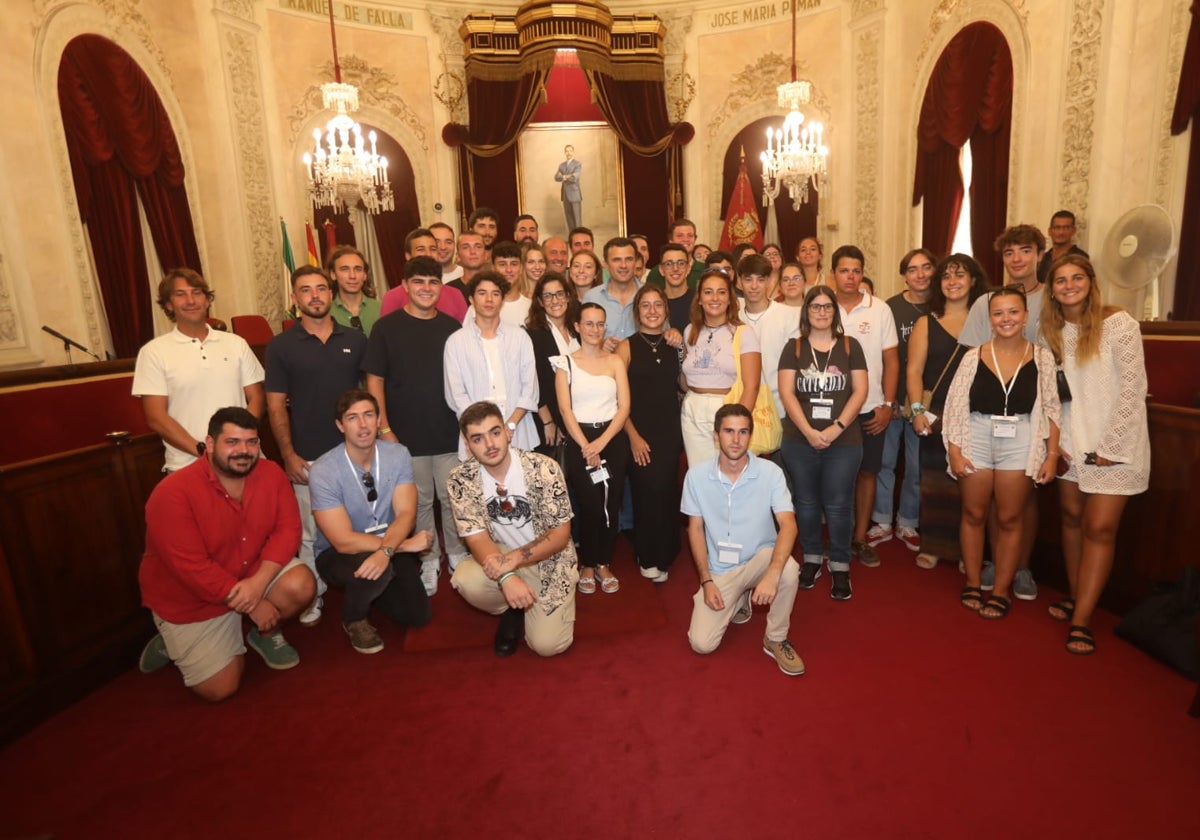 El alcalde, Bruno García, con los voluntarios de la Gran Regata.