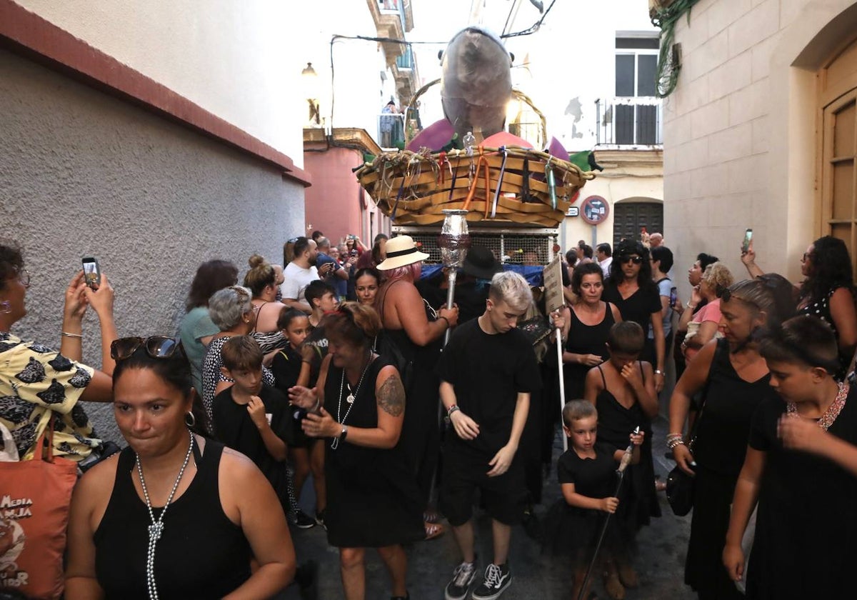 La habitual procesión de la Caballa por La Viña.