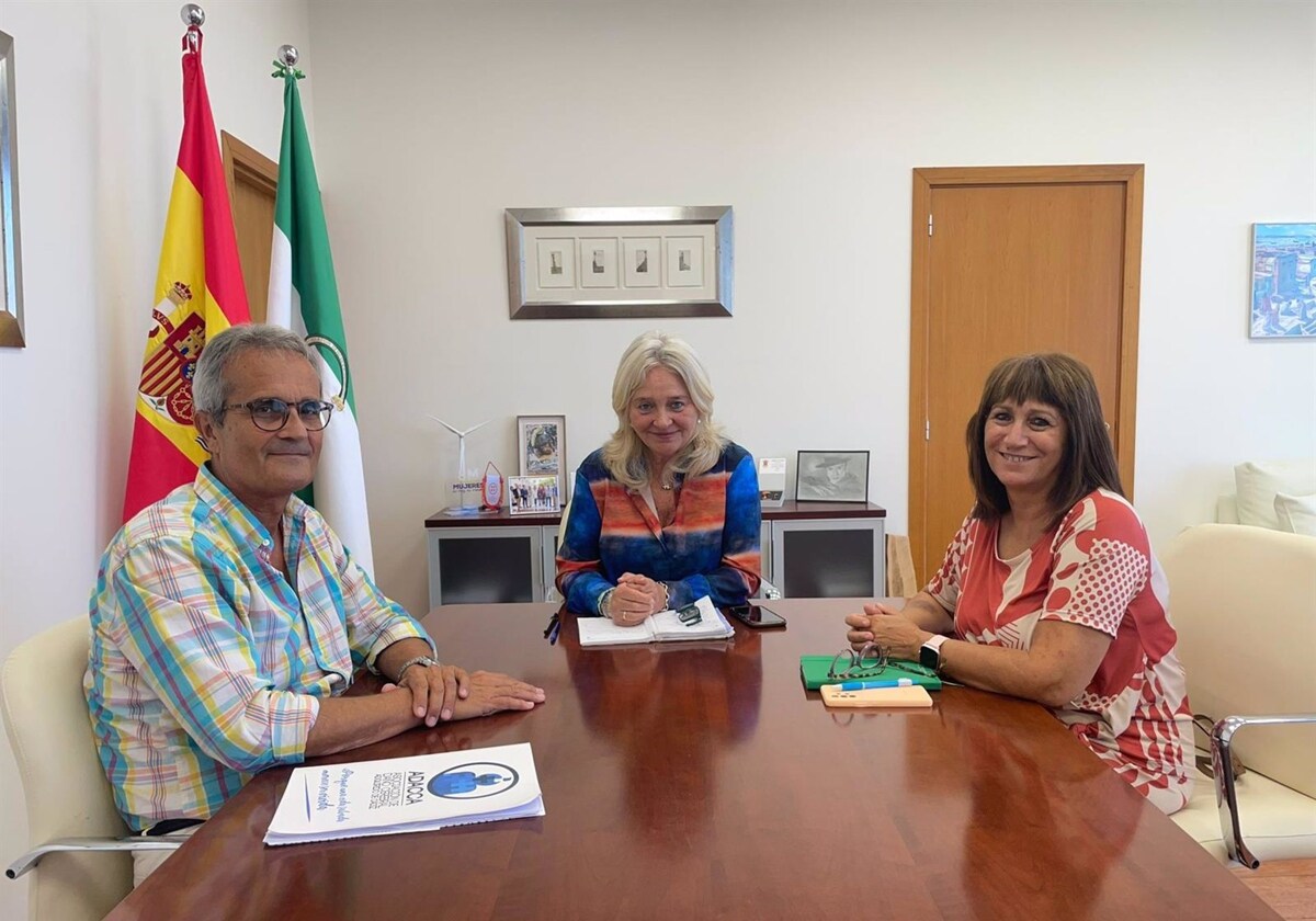 Reunión de la delegada de la Junta en Cádiz, Mercedes Colombo, con representantes de Adacca.