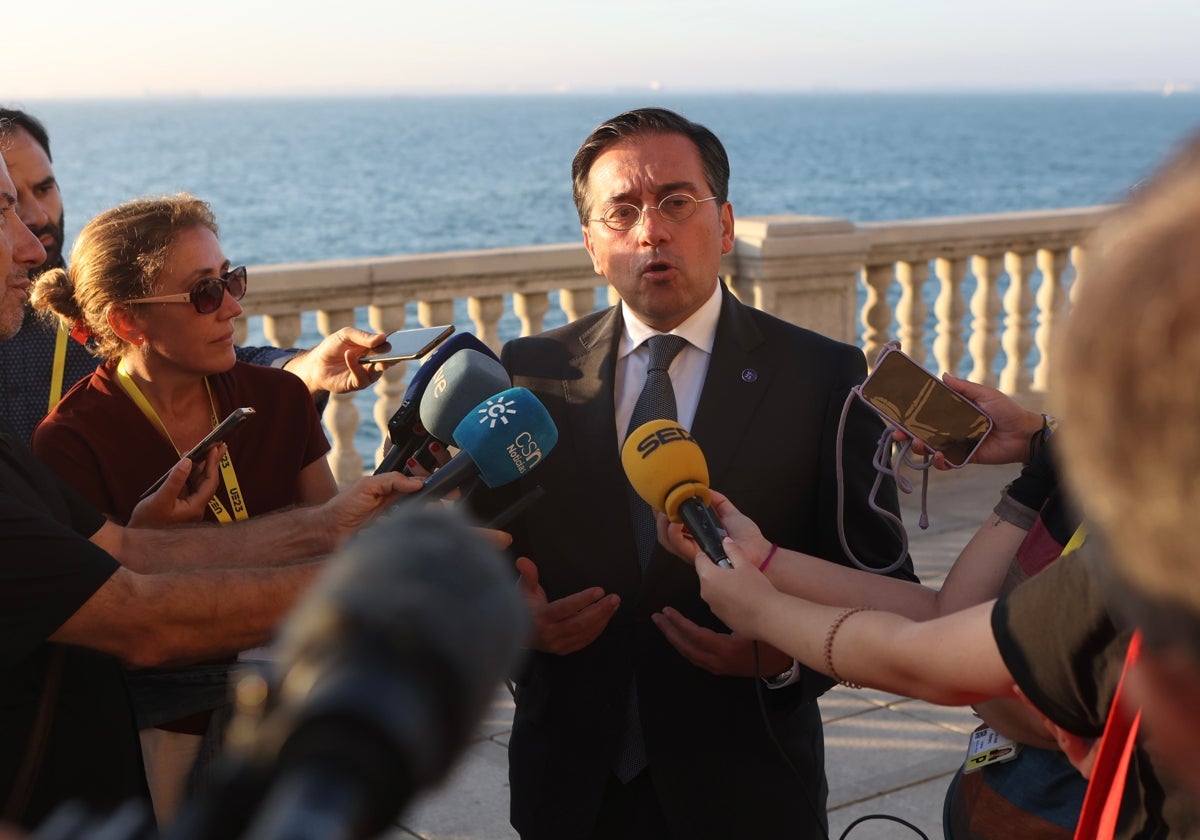 José Manuel Albares atiendo a los medios en el exterior del Parador Hotel Atlántico.