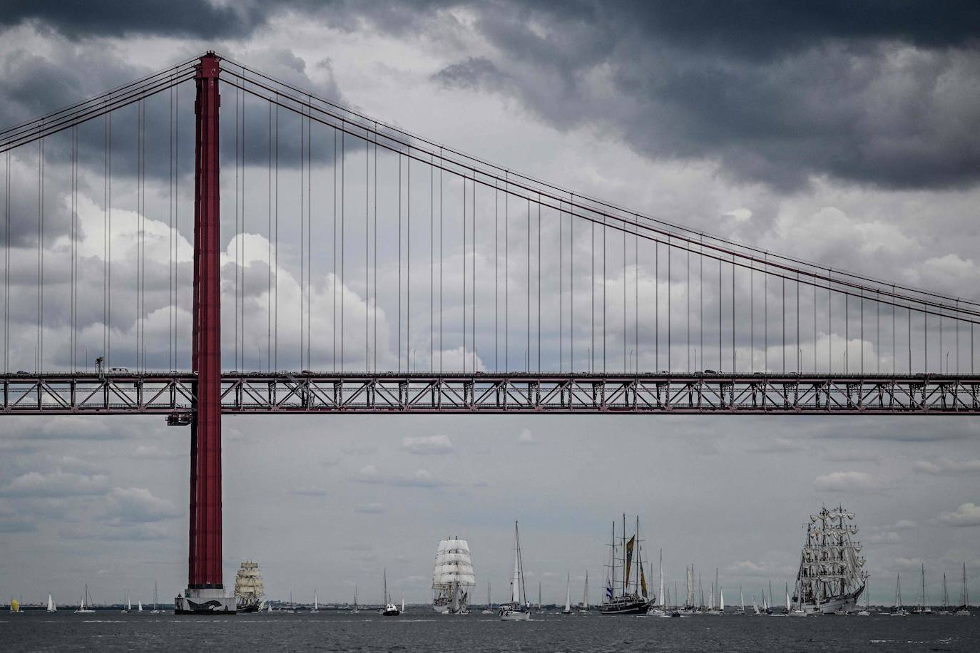 Las impresionantes imágenes de los grandes veleros saliendo desde Lisboa para llegar a Cádiz