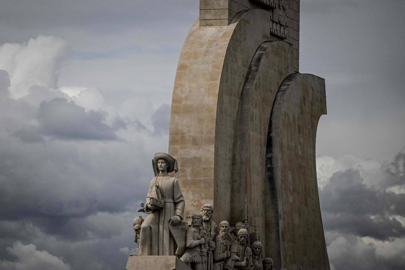 Las impresionantes imágenes de los grandes veleros saliendo desde Lisboa para llegar a Cádiz