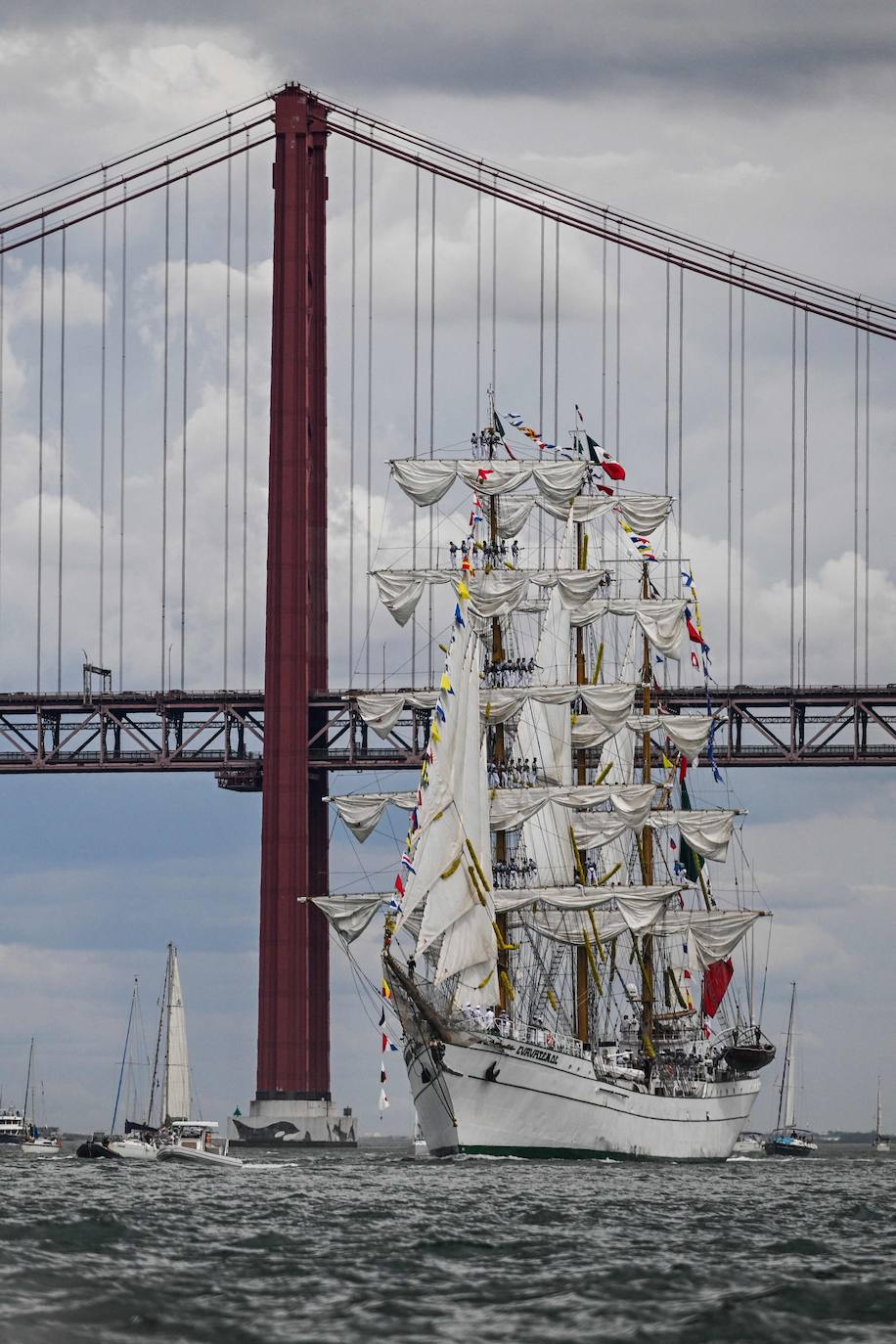 Las impresionantes imágenes de los grandes veleros saliendo desde Lisboa para llegar a Cádiz