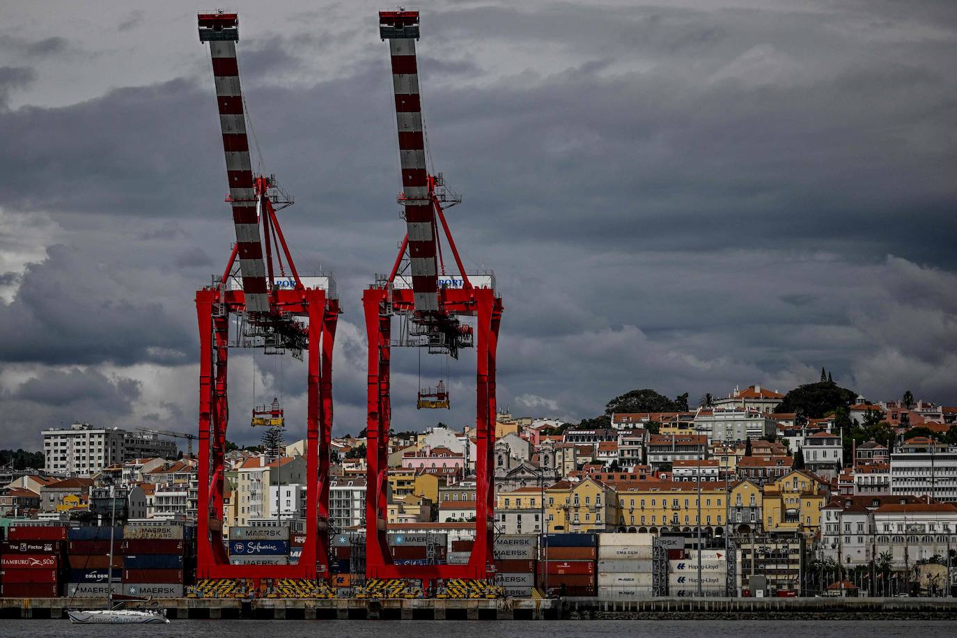 Las impresionantes imágenes de los grandes veleros saliendo desde Lisboa para llegar a Cádiz