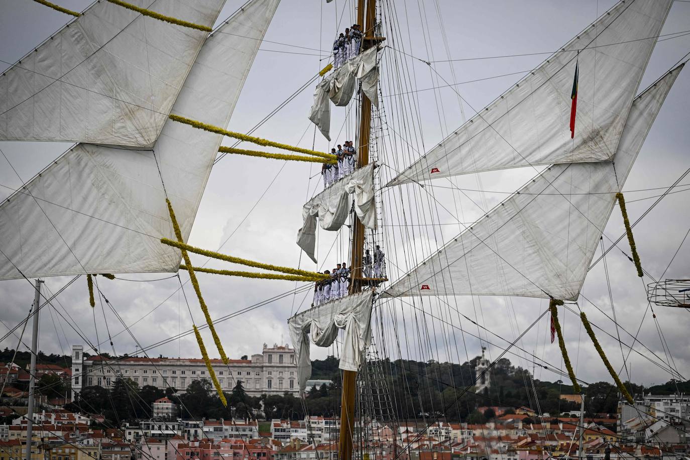 Las impresionantes imágenes de los grandes veleros saliendo desde Lisboa para llegar a Cádiz