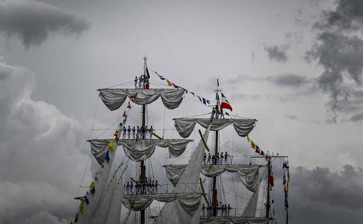 Las impresionantes imágenes de los grandes veleros saliendo desde Lisboa para llegar a Cádiz