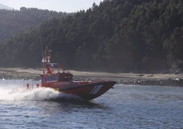 Rescatados tres hombres en una barca tipo 'toy' a 16 millas de Tarifa