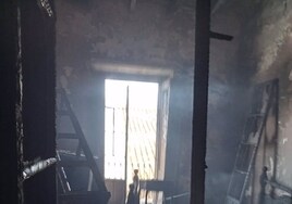 Arde en Sanlúcar una casa ocupada por personas sin hogar, que estaba vacía al iniciarse el fuego