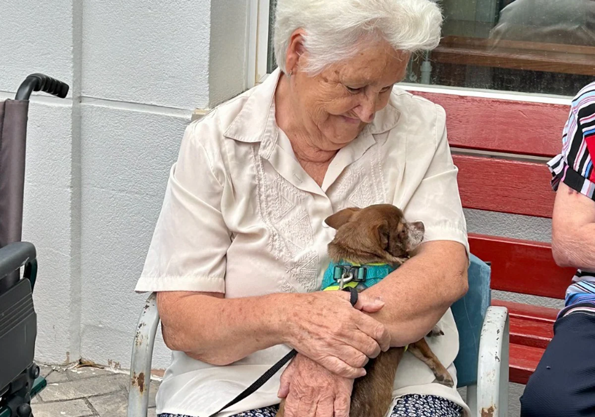 Uno de los residentes con un perro de rescate