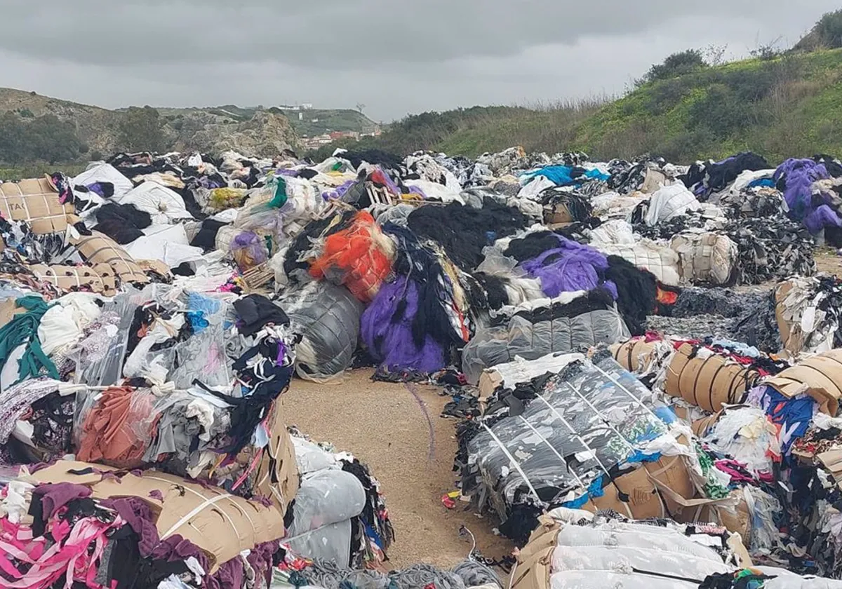 Toneladas y toneladas de ropa en un vertedero ilegal de la provincia de Cádiz