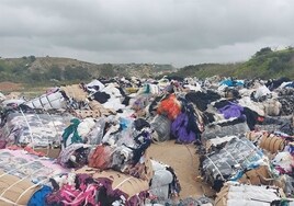 Toneladas y toneladas de ropa en un vertedero ilegal de la provincia de Cádiz