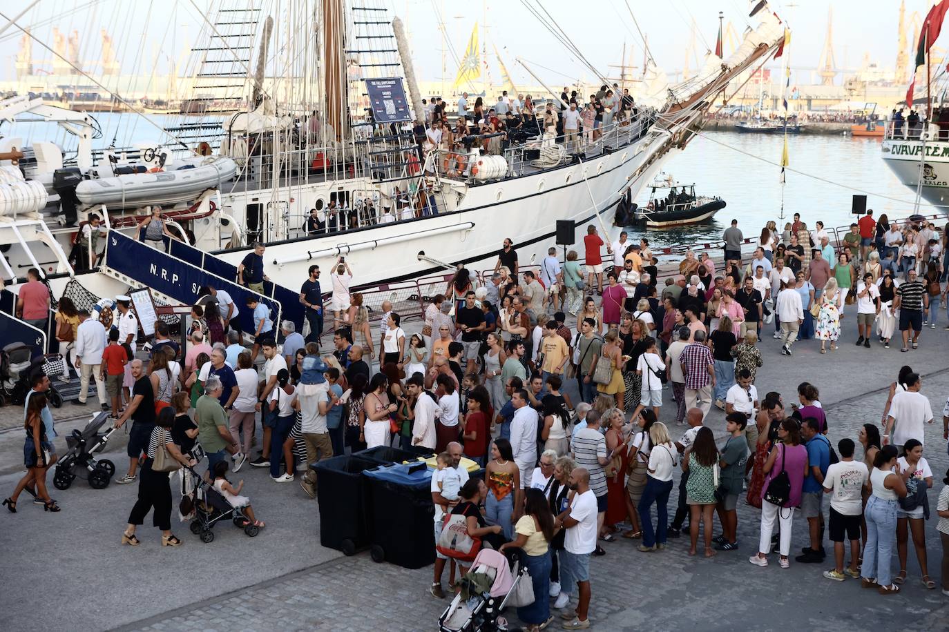 Fotos: Primer día de la Gran Regata en el muelle de Cádiz