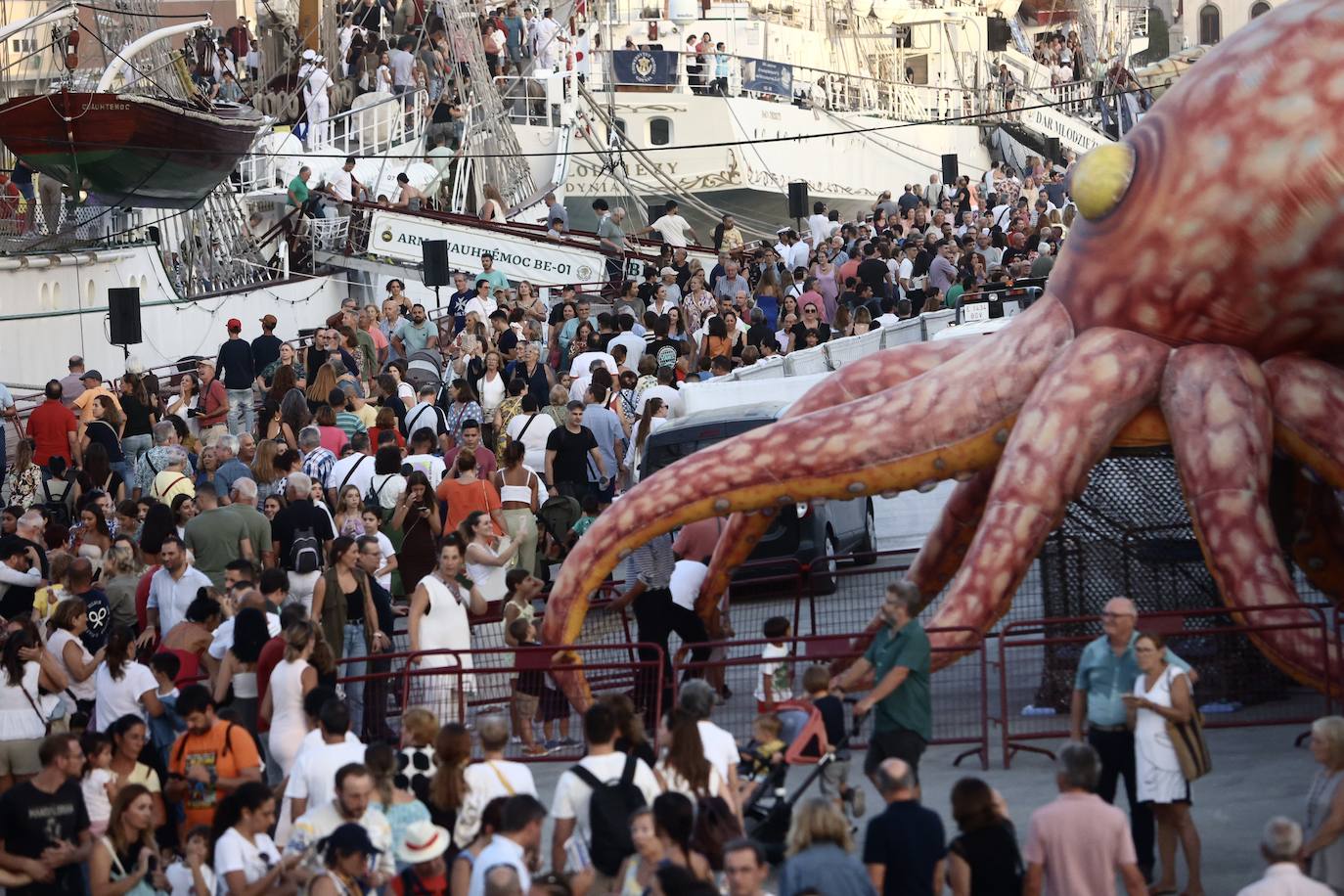 Fotos: Primer día de la Gran Regata en el muelle de Cádiz