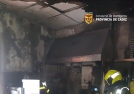 Atendido por quemaduras en el brazo el dueño de un bar en Jerez al arder unas freidoras industriales