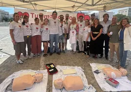 Profesionales de la UCI del Hospital Puerta del Mar forman en técnicas de reanimación cardiopulmonar a los visitantes de la Gran Regata de Cádiz