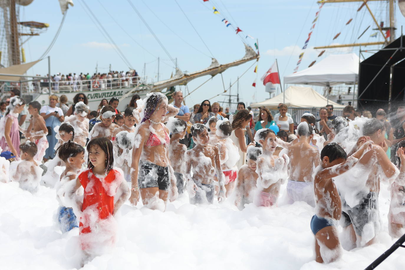 Fotos: Espuma y niños, un binomio para triunfar en la Gran Regata 2023 de Cádiz