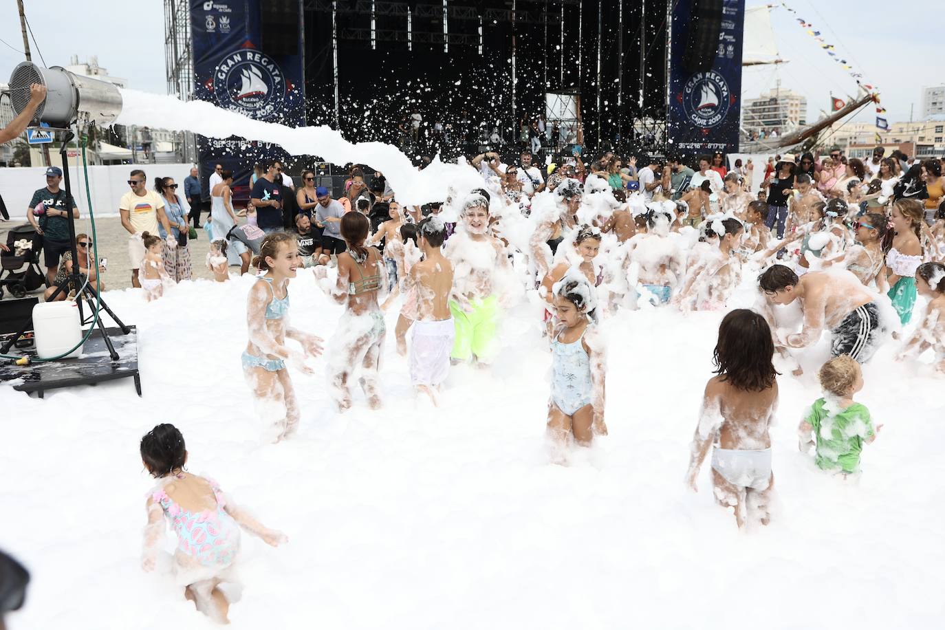 Fotos: Espuma y niños, un binomio para triunfar en la Gran Regata 2023 de Cádiz
