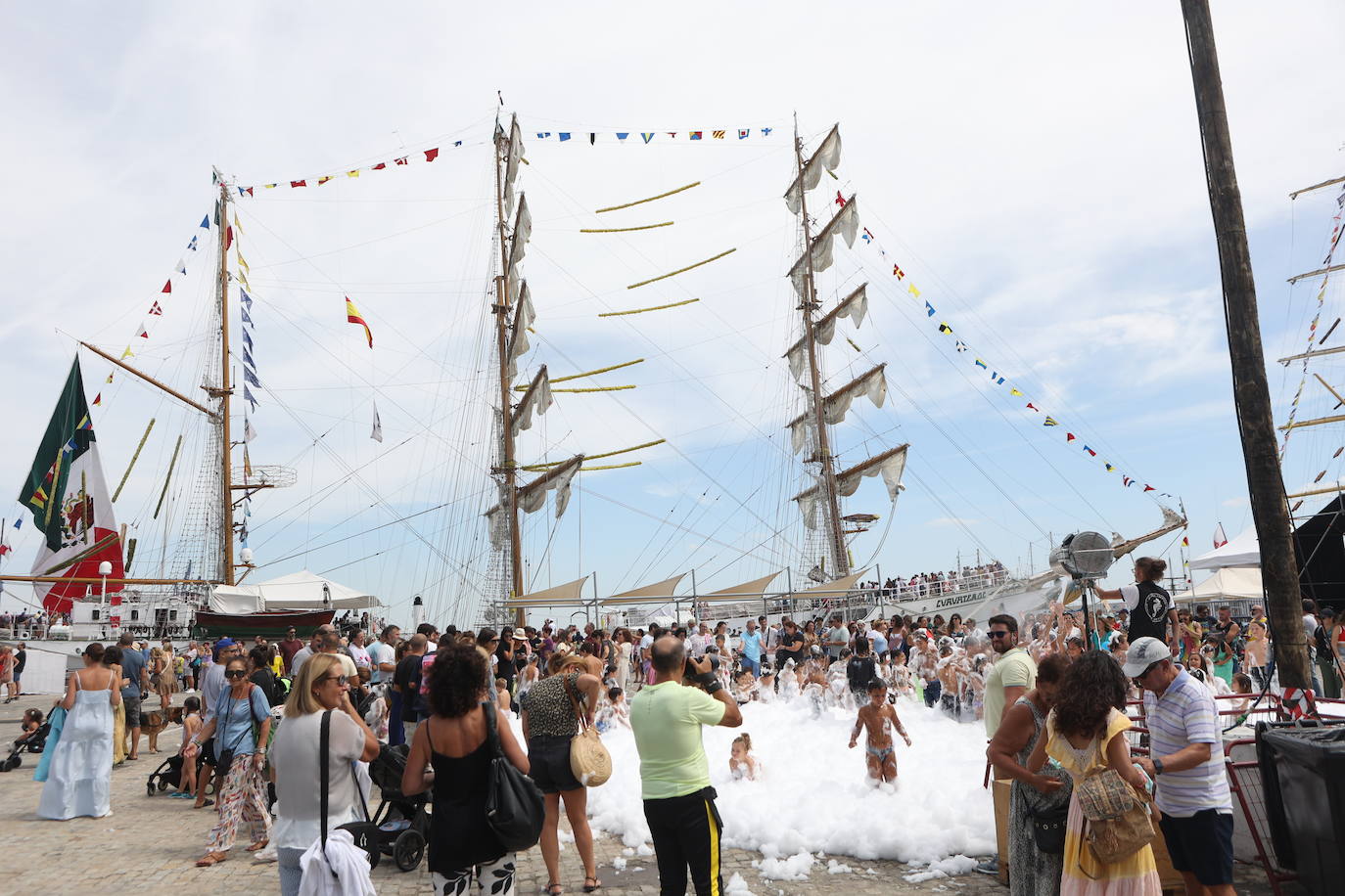 Fotos: Espuma y niños, un binomio para triunfar en la Gran Regata 2023 de Cádiz