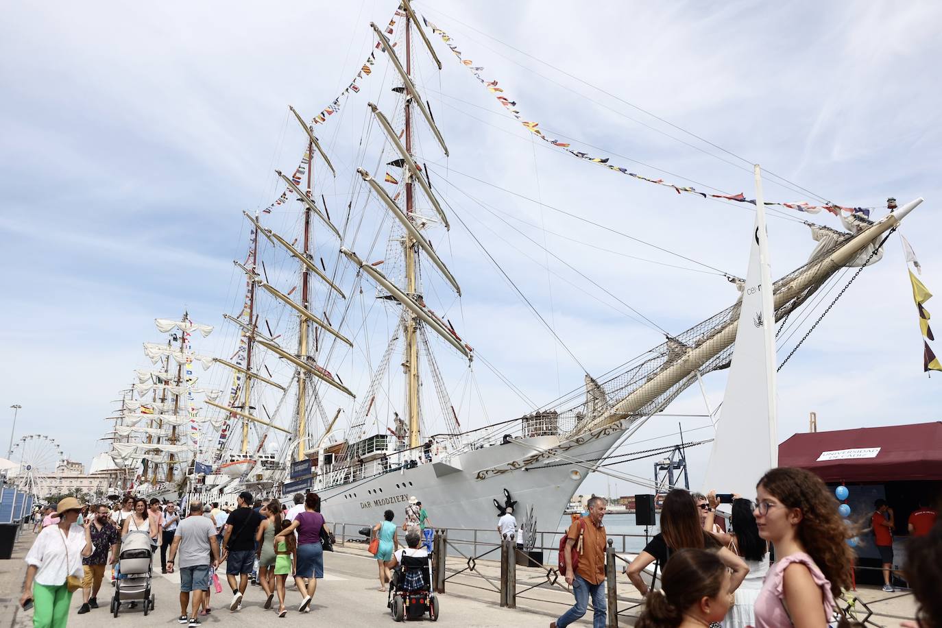 Fotos: Espuma y niños, un binomio para triunfar en la Gran Regata 2023 de Cádiz